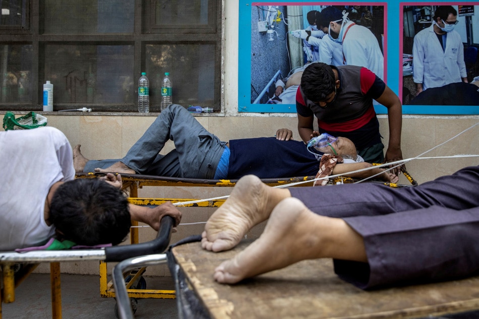 Patients suffering from the coronavirus disease (COVID-19) wait to be admitted outside the casualty ward at Guru Teg Bahadur hospital, amidst the spread of the disease in New Delhi, India, April 23, 2021.