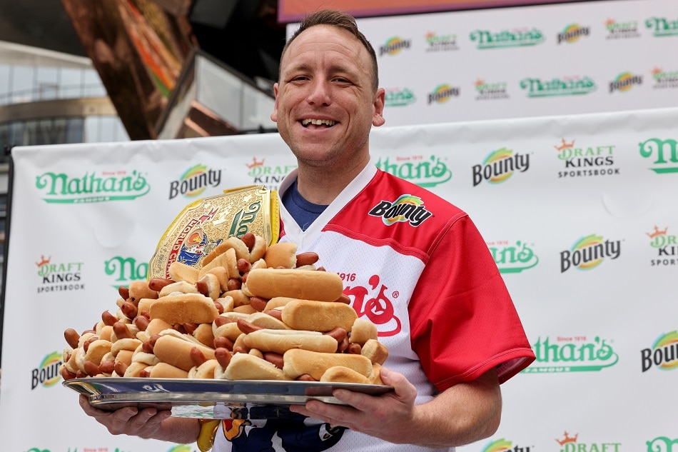 Hot-dog eating champ breaks own record by downing 76 franks and buns 1