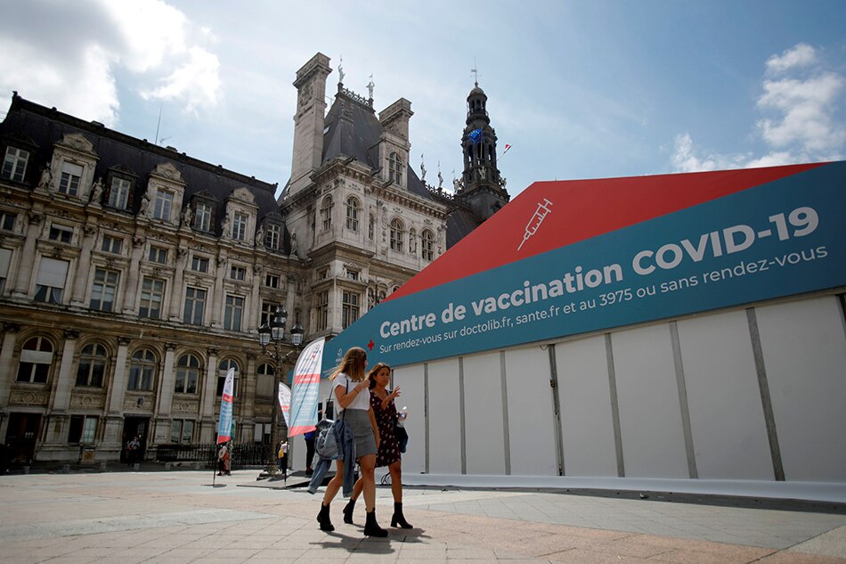 More than 900,000 in France rush for COVID-19 vaccine as tougher measures near 1