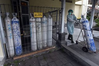 COVID-19 sufferers in Indonesian capital rent oxygen cylinders