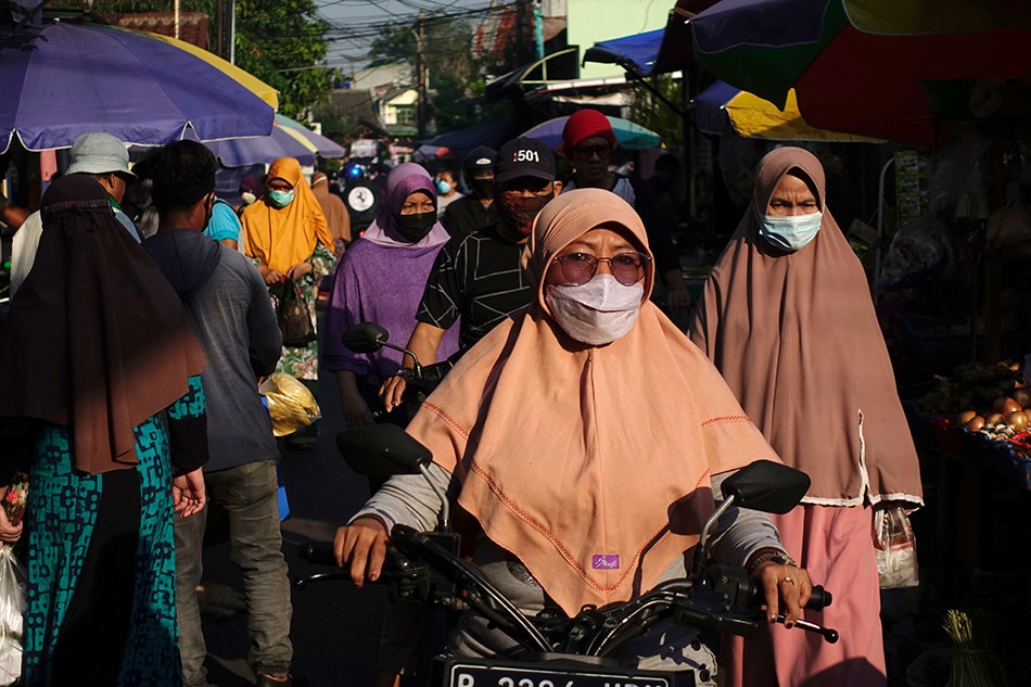 Indonesia loosens COVID-19 curbs despite warnings of another wave | ABS