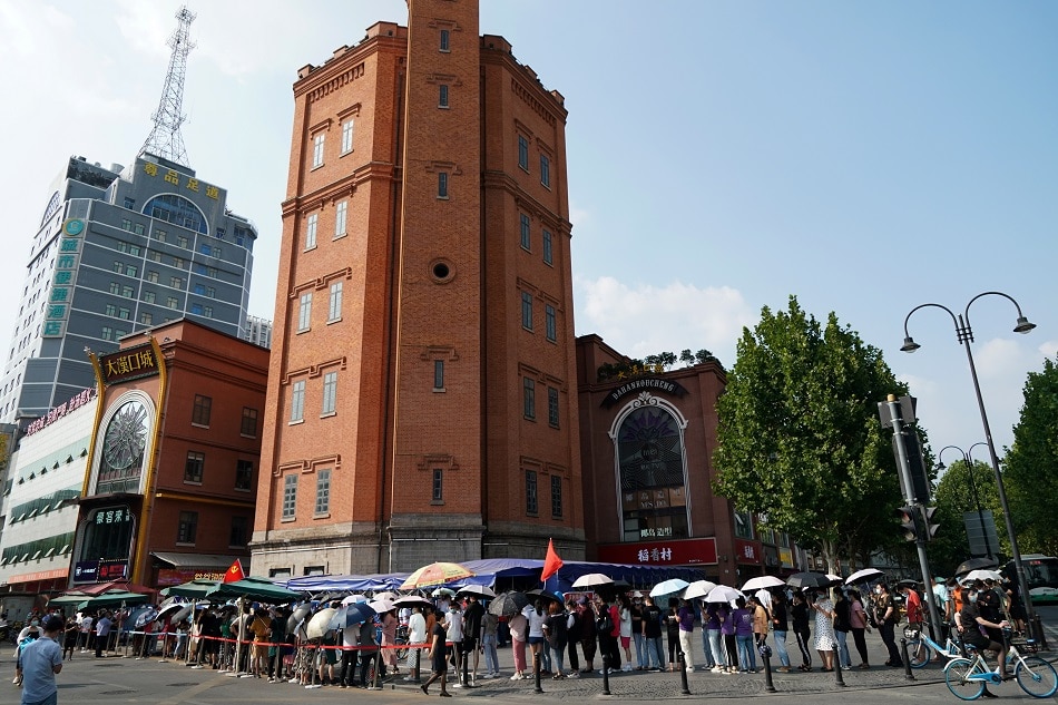 Residents line up in front of Hankou Water Tower for nucleic acid testing  