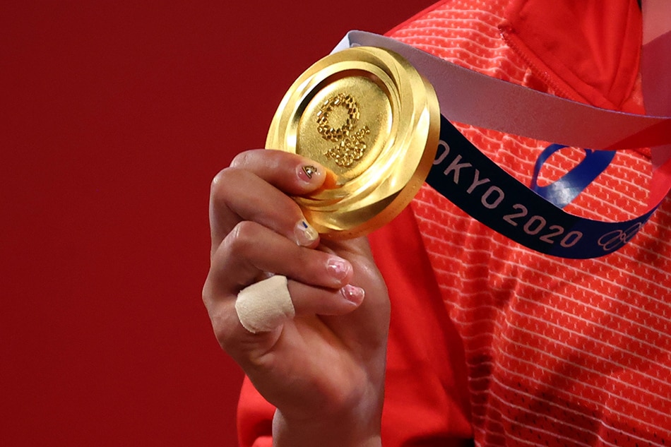 Gold medalist Hidilyn Diaz of the Philippines holds her medal, July 26, 2021. Edgard Garrido, Reuters 