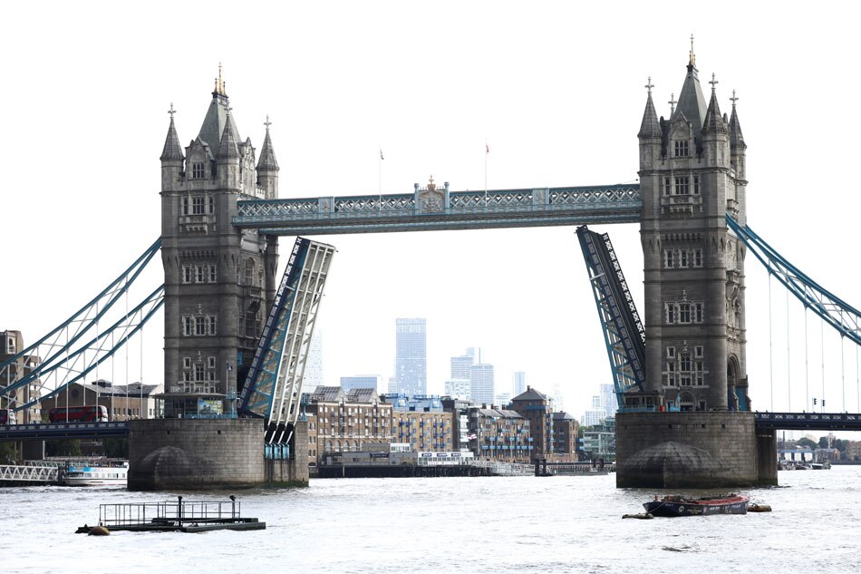 London's Tower Bridge Stuck Open After Technical Fault | ABS-CBN News