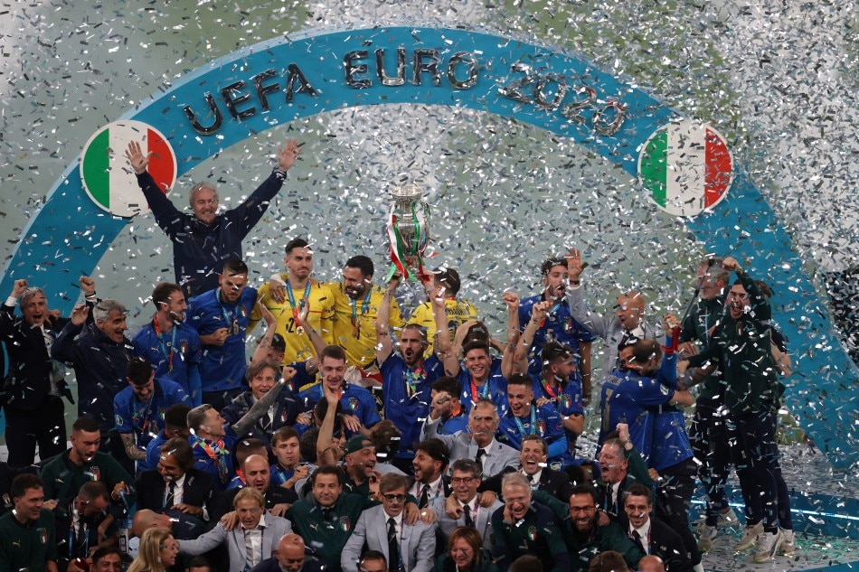 Il difensore dell'Italia Leonardo Bonucci festeggia con il trofeo del Campionato Europeo dopo che l'Italia ha vinto la finale di UEFA EURO 2020 tra Italia e Inghilterra l'11 luglio 2021 allo stadio di Wembley a Londra.  Catherine Evil, AFP