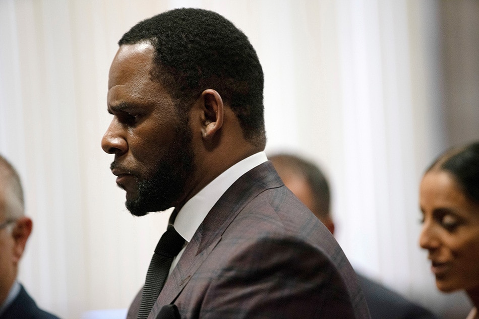 R. Kelly appears for a hearing at Leighton Criminal Court Building in Chicago, Illinois, U.S., June 26, 2019. E. Jason Wambsgans/Chicago Tribune/Pool via Reuters
