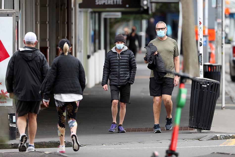 People wear masks as they exercise during a lockdown to curb the spread of a coronavirus disease (COVID-19) outbreak, in Auckland, New Zealand, August 26, 2021. 