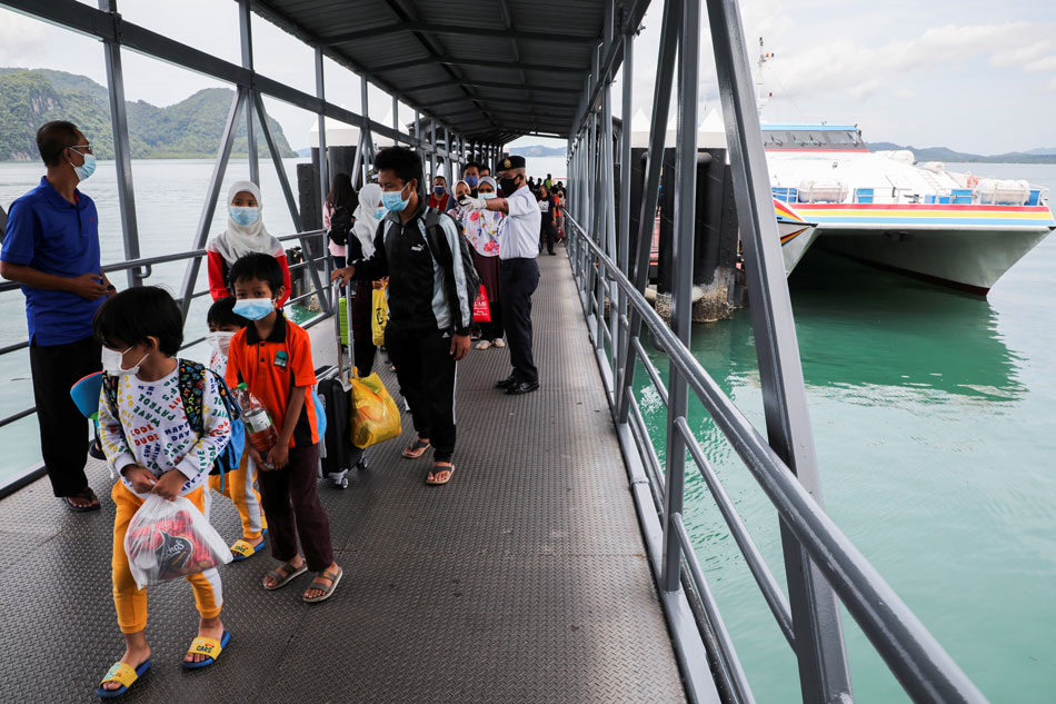 Tourists arrive at the jetty, as Langkawi reopens to domestic tourists, amid the coronavirus disease (COVID-19) pandemic, in Malaysia September 16, 2021. Lim Huey Teng, Reuters