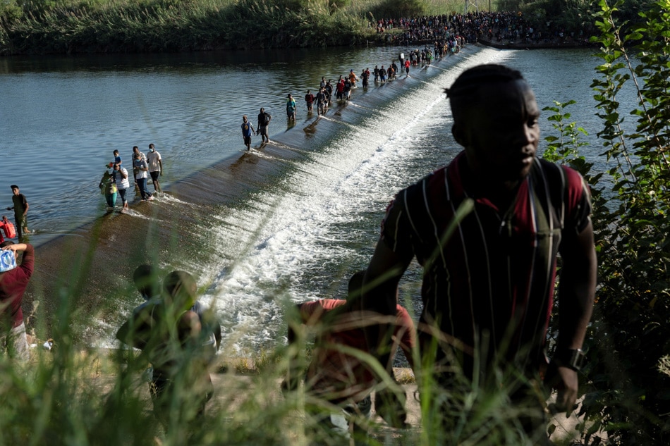 Migrants cross US-Mexico border to seek asylum