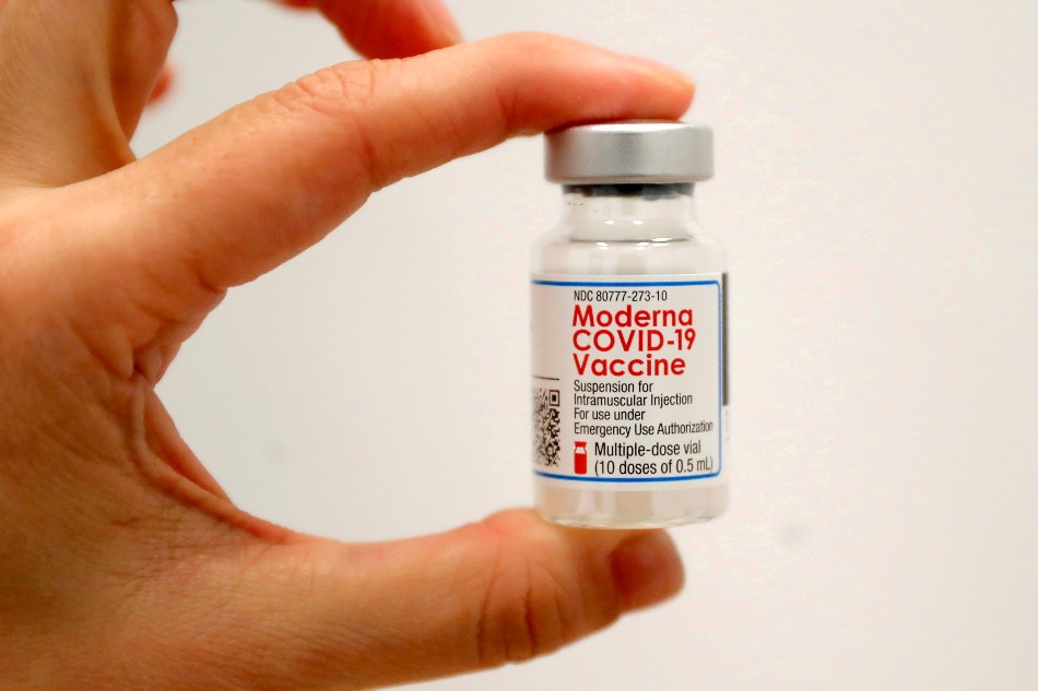 A healthcare worker holds a vial of the Moderna COVID-19 Vaccine at a pop-up vaccination site operated by SOMOS Community Care during the coronavirus disease (COVID-19) pandemic in Manhattan in New York City, New York, US, January 29, 2021. Mike Segar, Reuters/File