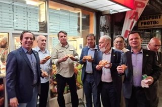 Unvaccinated Bolsonaro eats pizza on New York sidewalk