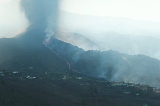 Spain volcano spews lava anew
