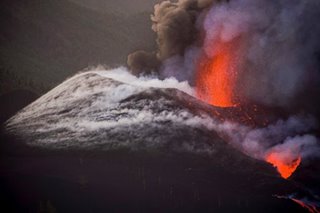 Thousands evacuated as Cumbre Vieja erupts