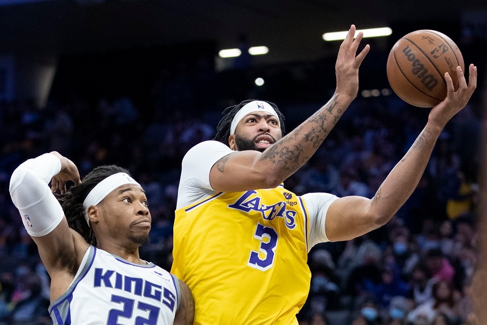 Lakers forward Anthony Davis shoots against Kings center Richaun Holmes October 14, 2021. Kyle Terada, USA Today Sports/Reuters