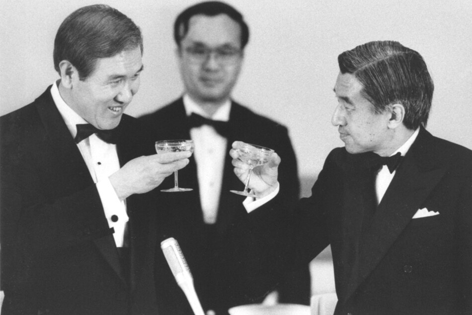  Japan's Emperor Akihito (R) toasts with South Korea's President Roh Tae-woo during an imperial banquet hosted by the emperor at the Imperial Palace in Tokyo, Japan, May 24, 1990, in this photo released by Kyodo. Mandatory credit Kyodo/Reuters/File