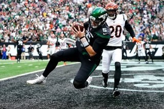 White takes charge, powers Jets to upset of Bengals