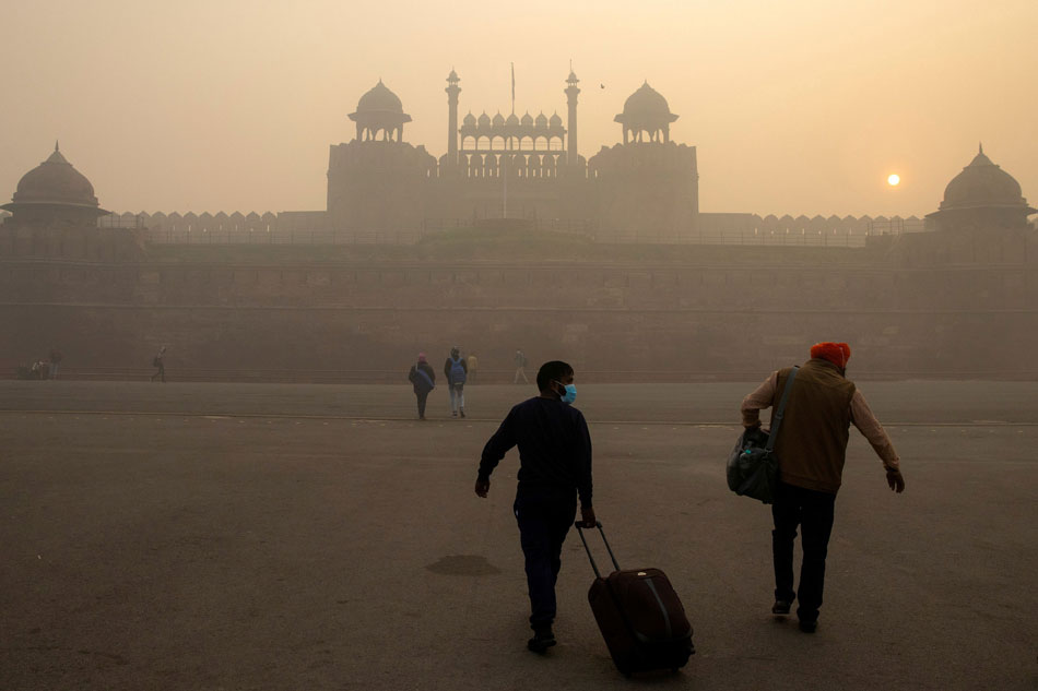 People arrive to visit the Red Fort on a smoggy morning in the old quarters of Delhi, India, November 10, 2020. Danish Siddiqui, Reuters//File Photo