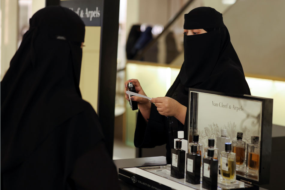 A Saudi woman tests a at a cosmetic shop in Centria Mall in Riyadh, Saudi Arabia, October 22, 2021. Ahmed Yosri, Reuters/file