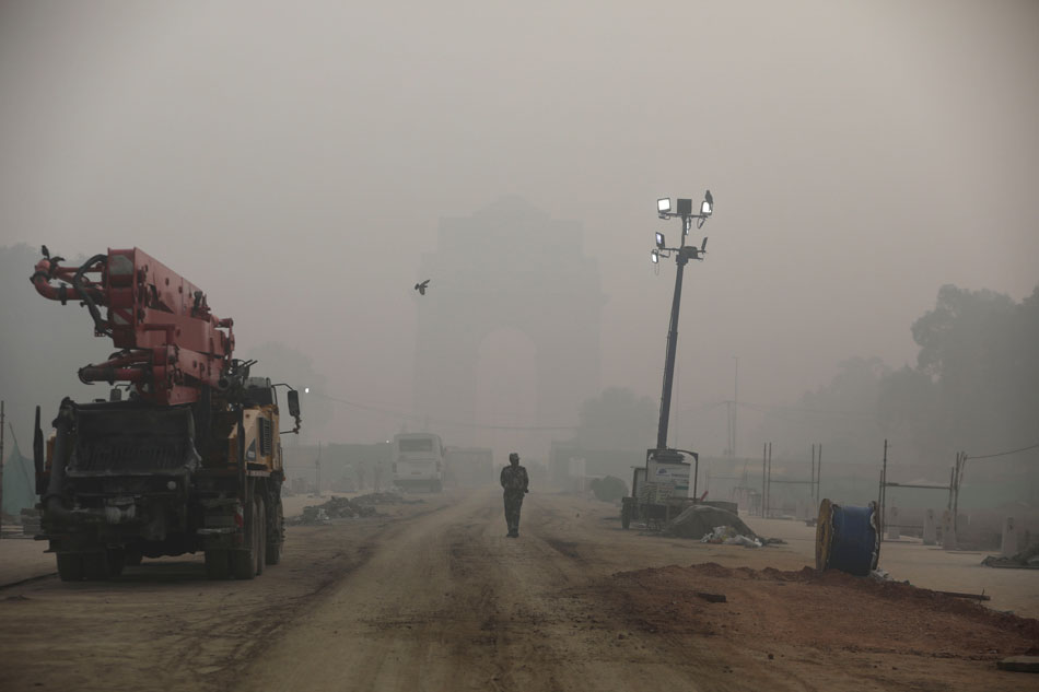 An Indian paramilitary soldier walks near India Gate which is shrouded in smog, in New Delhi, India, November 5, 2021. Anushree Fadnavis, Reuters