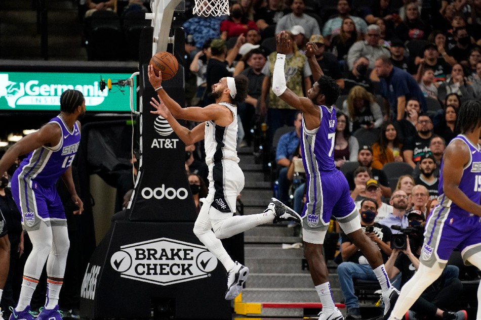 San Antonio Spurs guard Derrick White (4) drives to the basket against the Sacramento Kings center Chimezie Metu (7) during the first half at AT&T Center. Scott Wachter, USA TODAY Sports/Reuters.