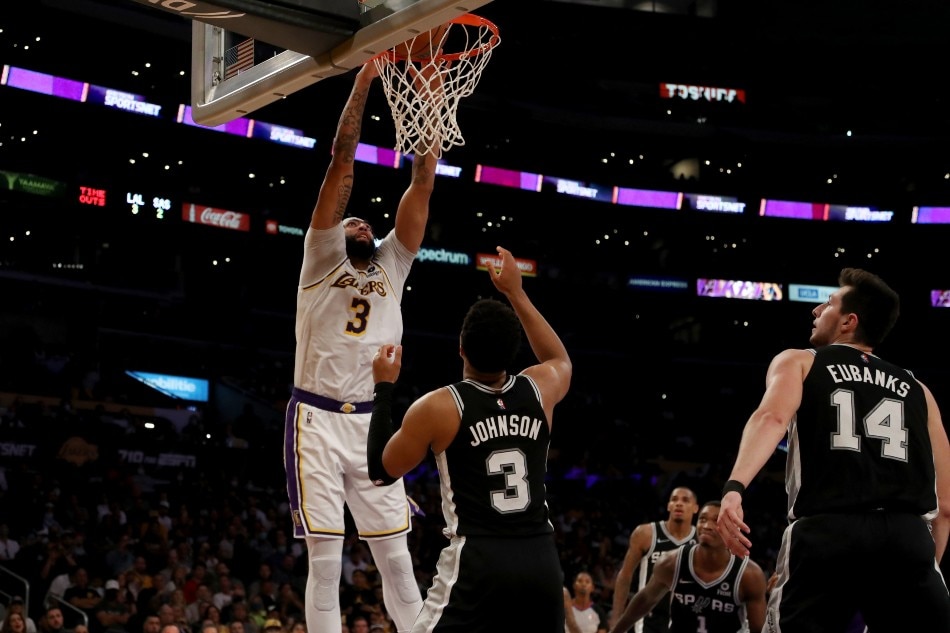 Los Angeles Lakers forward Anthony Davis (3) dunks over San Antonio Spurs forward Keldon Johnson (3) during the fourth quarter at Staples Center. Kiyoshi Mio, USA TODAY Sports/Reuters