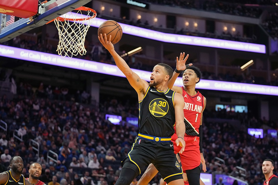 Golden State Warriors guard Stephen Curry (30) scores past Portland Trail Blazers guard Anfernee Simons (1) during the fourth quarter at Chase Center. Darren Yamashita, USA TODAY Sports via Reuters