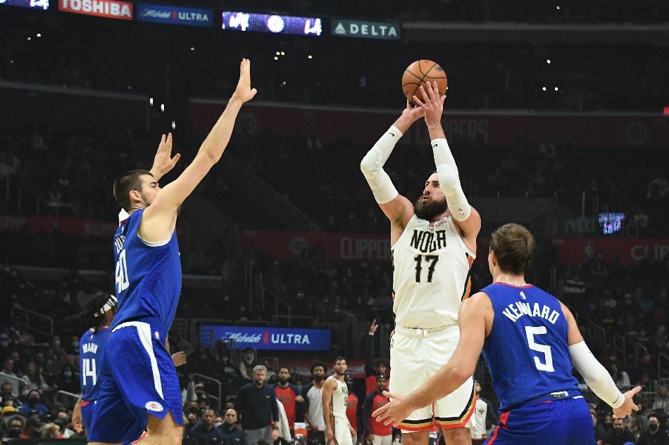 New Orleans Pelicans center Jonas Valanciunas (17) shoots the ball over LA Clippers center Ivica Zubac (40) in the first half at Staples Center. Richard Mackson, USA TODAY Sports/Reuters.
