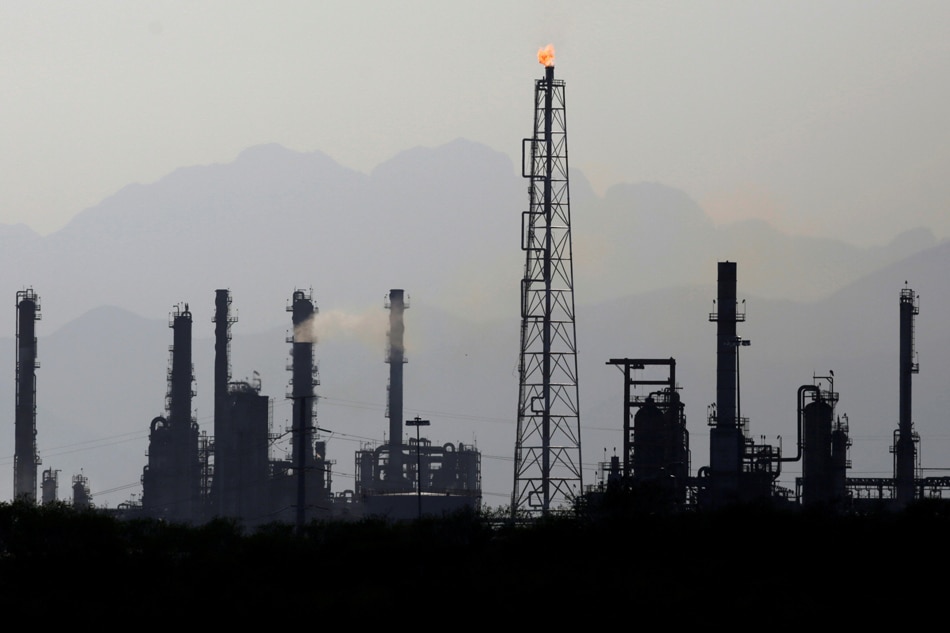 Mexican state oil firm Pemex's Cadereyta refinery, in Cadereyta, on the outskirts of Monterrey, Mexico April 20, 2020. REUTERS/Daniel Becerril/File Photo