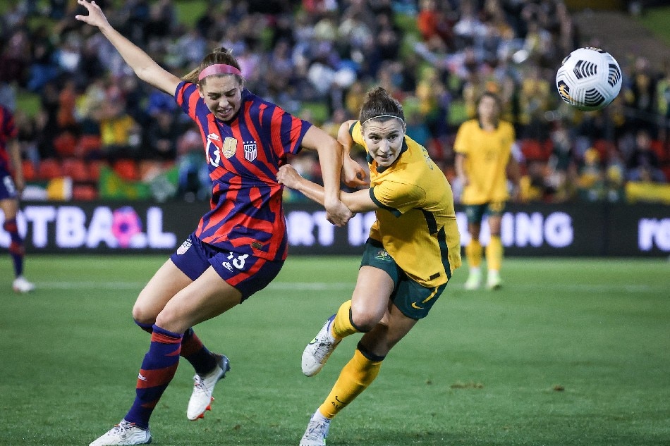 Australia's Steph Catley (R) competes for the ball with Morgan Weaver of the US during the women's football friendly match between Australia and the US at McDonald Jones Stadium in Newcastle on November 30, 2021. David Gray, AFP.