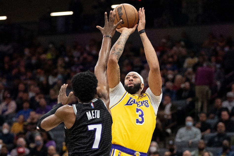 Los Angeles Lakers forward Anthony Davis (3) shoots the basketball against Sacramento Kings forward Chimezie Metu (7) during the second quarter at Golden 1 Center. Kyle Terada, USA TODAY Sports/Reuters.