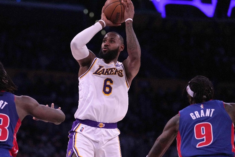 Los Angeles Lakers forward LeBron James (6) shoots the ball against the Detroit Pistons in the second half at Staples Center. Kirby Lee, USA TODAY Sports/Reuters