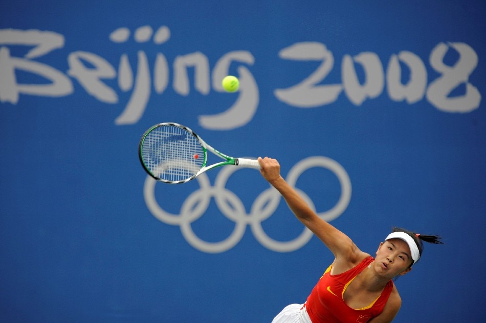 Peng Shuai of China returns a shot against Carla Suarez Navarro of Spain during their women's first round tennis match at the Beijing 2008 Olympic Games August 11, 2008. File Photo. Toby Melville, Reuters