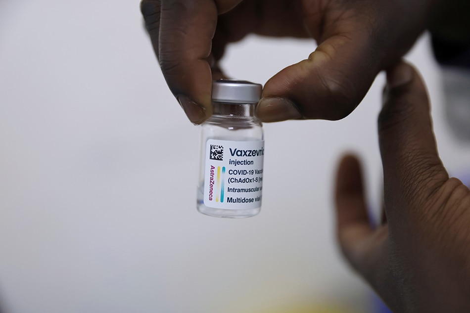 A health worker prepares a dose of AstraZeneca COVID-19 vaccine, at the Penda health center in Nairobi, Kenya, December 9, 2021. Picture taken December 9, 2021. Baz Ratner, Reuters