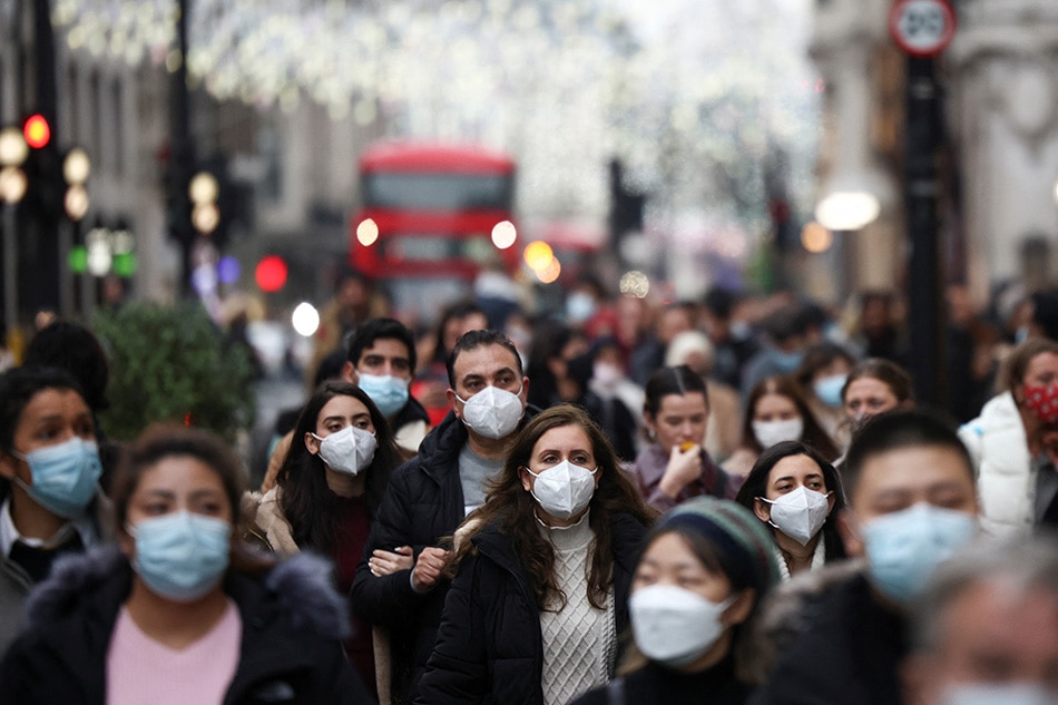 Shoppers walk along Oxford Street, amid the COVID-19 outbreak in London, Britain, Dec. 23, 2021. Henry Nicholls, Reuters