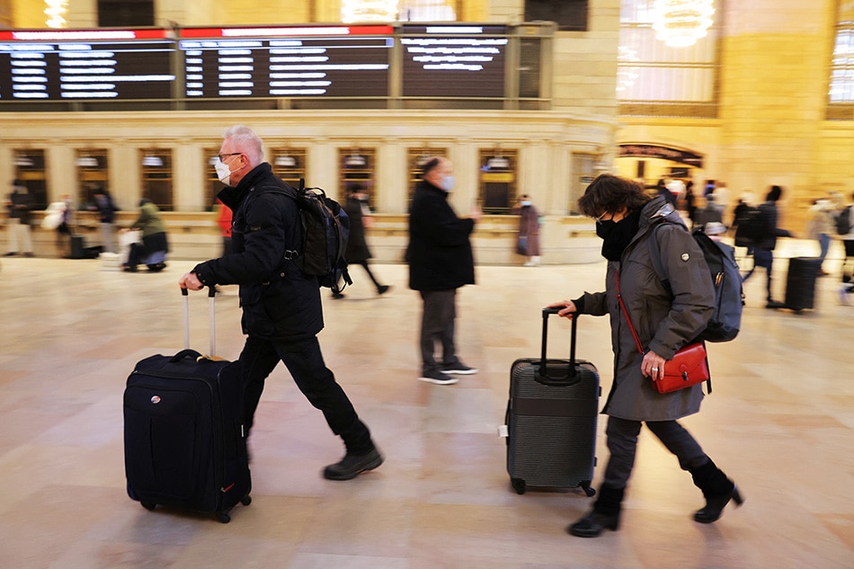 People walk with suitcases through Grand Central Terminal ahead of Christmas in Manhattan, New York City, U.S., December 23, 2021. Andrew Kelly, Reuters
