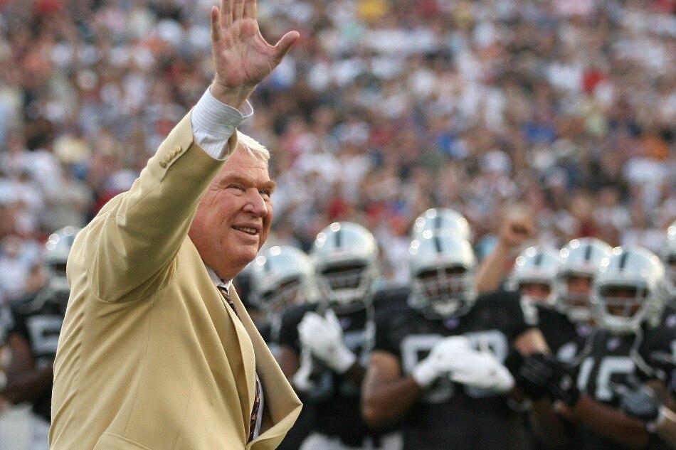 Former Oakland Raiders head coach John Madden waves to the crowd before the AFC-NFC Hall of Fame pre-season game in Canton, Ohio, August 6, 2006. File Photo. Matt Sullivan, Reuters