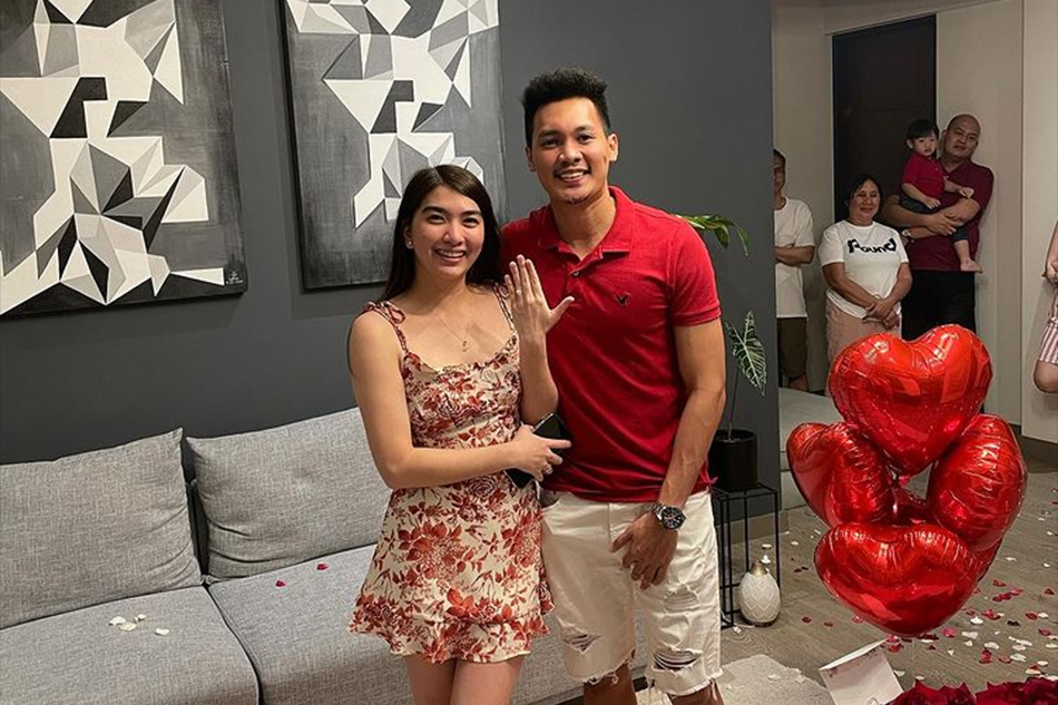 Scottie Thompson Proposes To Long Time Gf On New Year Abs Cbn News