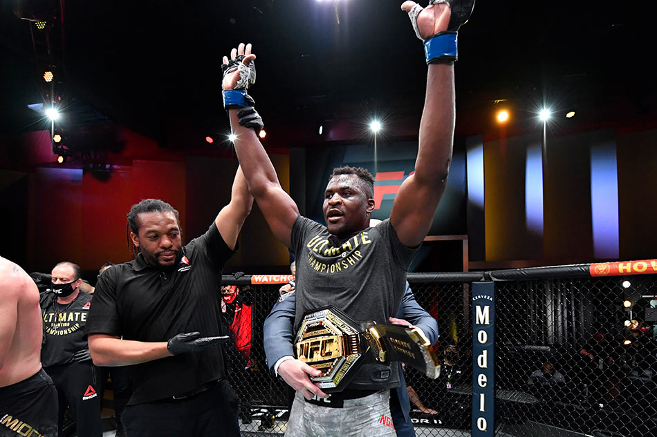 Mma Francis Ngannou Beats Stipe Miocic To Win Heavyweight Title Abs