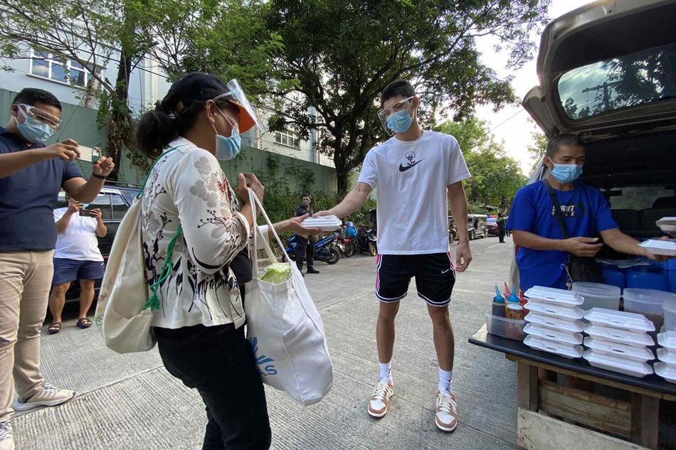 UAAP: New UP players volunteer in Diliman community pantry 2