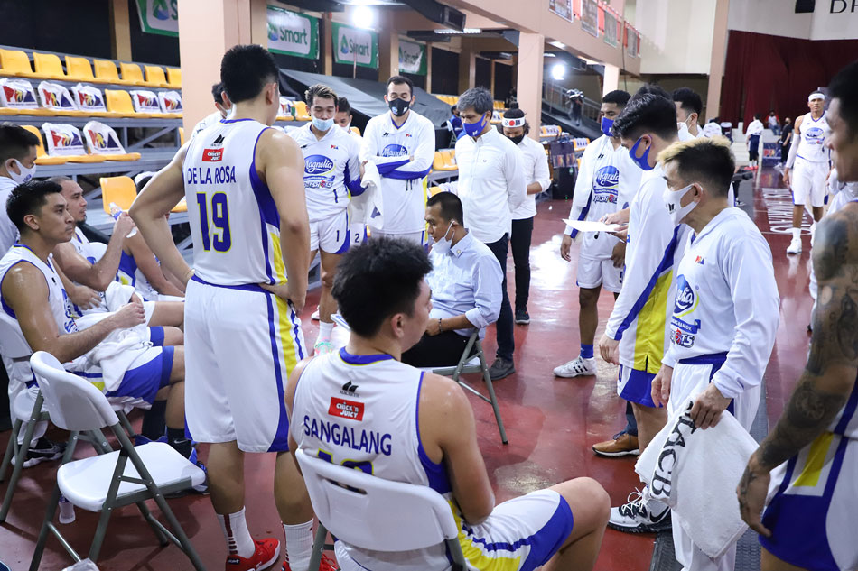The Magnolia Hotshots huddle during Game 1 of their semifinal series against the Meralco Bolts. PBA Media Bureau.