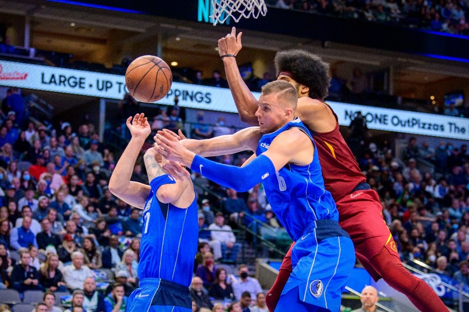 Dallas Mavericks center Kristaps Porzingis (6) and Cleveland Cavaliers center Jarrett Allen (31) fight for the rebound during the second half at American Airlines Center. Jerome Miron, USA TODAY Sports/Reuters.