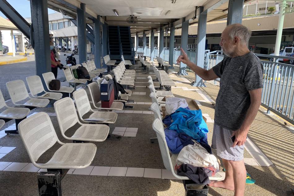 75-year-old American stranded in NAIA living on food handouts from airport workers 2
