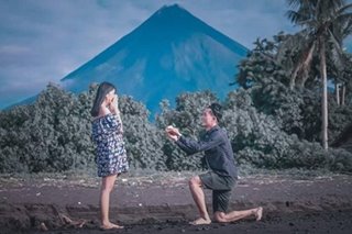 Wedding proposal photo malapit sa Bulkang Mayon, agaw-pansin