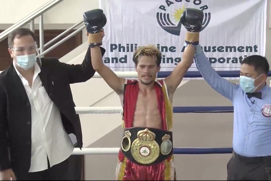 Boxing: Vic Saludar victorious in all-Filipino bout, crowned world champ again 1