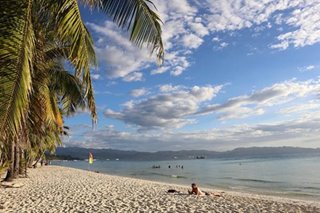 Tourist arrivals sa Boracay nangalahati kasabay ng paghihigpit