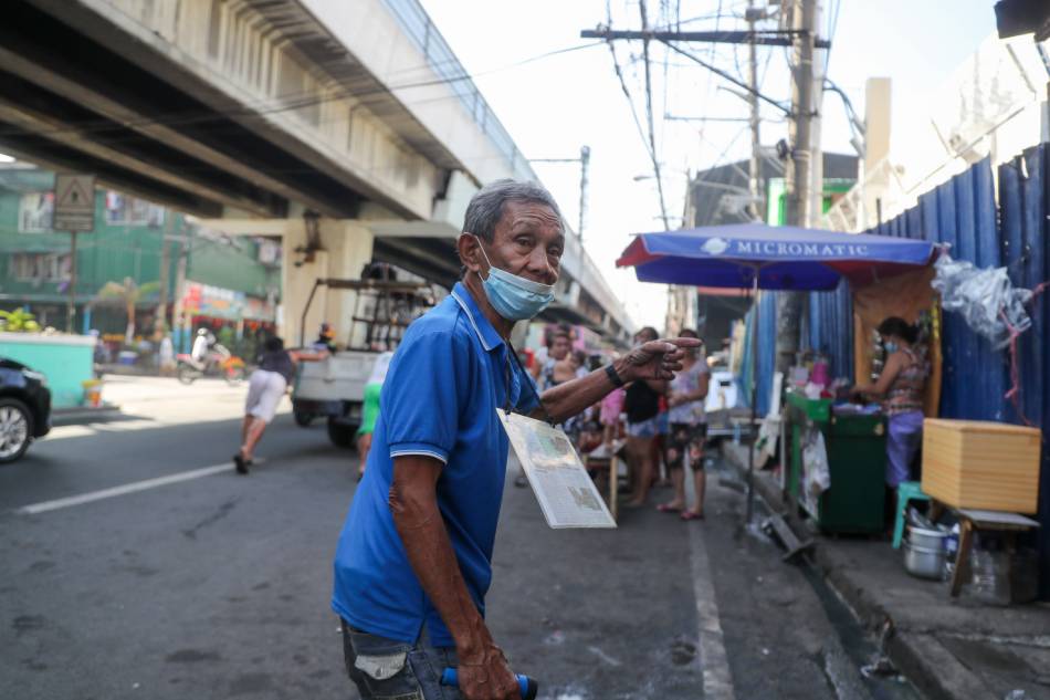 1 taon mula nang magka-lockdown, dating jeepney driver tuloy pa rin sa panlilimos sa kalsada 2