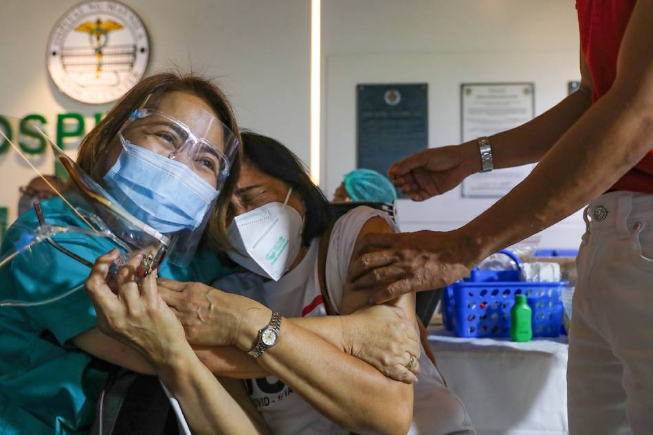 Minor side effects reported by small percentage of vaccinated health workers: DOH 1