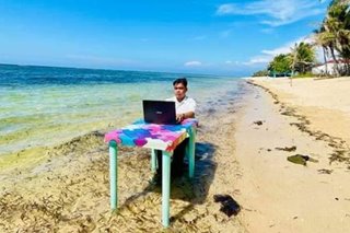TINGNAN: 'Beach setup' ng guro sa Pangasinan para sa online classes, virtual meetings