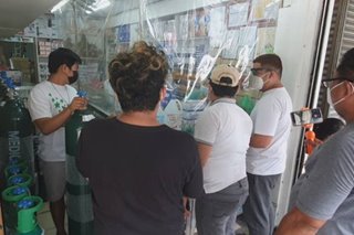 Oxygen tanks pinapakyaw sa mga tindahan ng medical supply