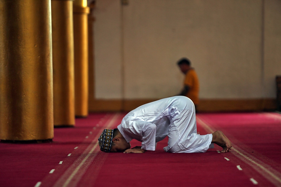 A Muslim performs a Dhuhr or a midday prayer inside the Golden Mosque in Globo de Oro, Quiapo, Manila during Ramadan in this photo taken April 2021. ABS-CBN News/file